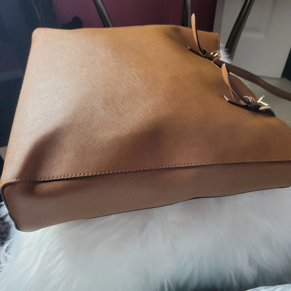 Micheal Kors Tote - Picture 6 of 10